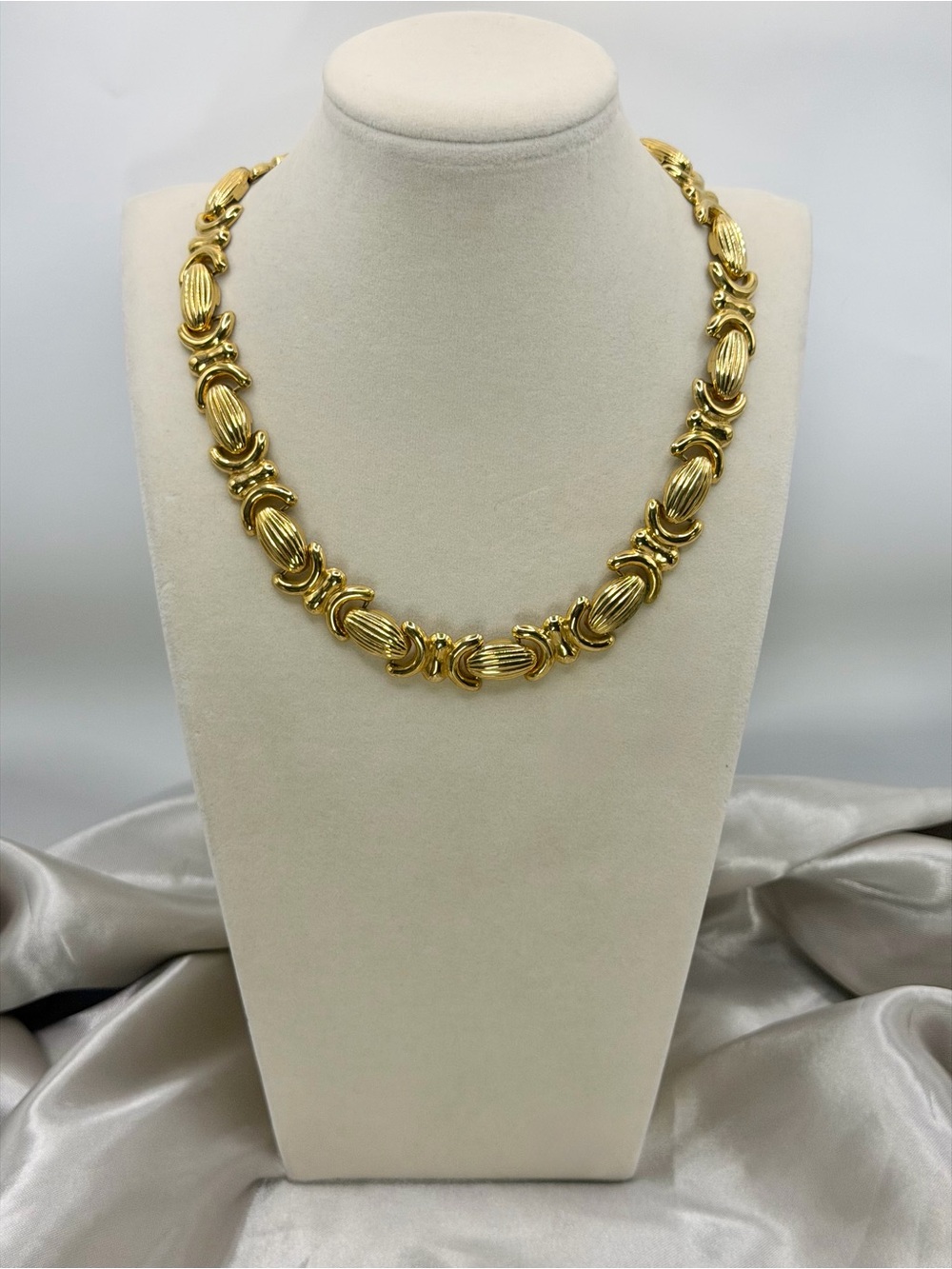 Vintage Avon Gold Tone Textured Link Choker Necklace (16 Inch)
Description